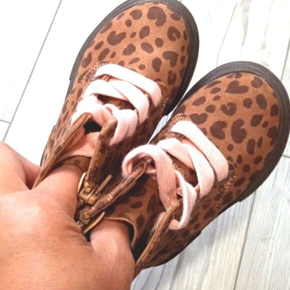 (18-3570)  🔥3/$20🔥  Cat & Jack Boots Sz 6 - Picture 1 of 9